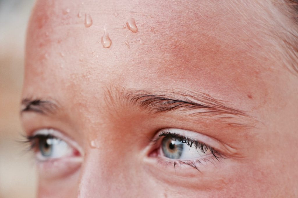 Efectos del sudor en el pelo: ¿Cómo afecta al cuero cabelludo?